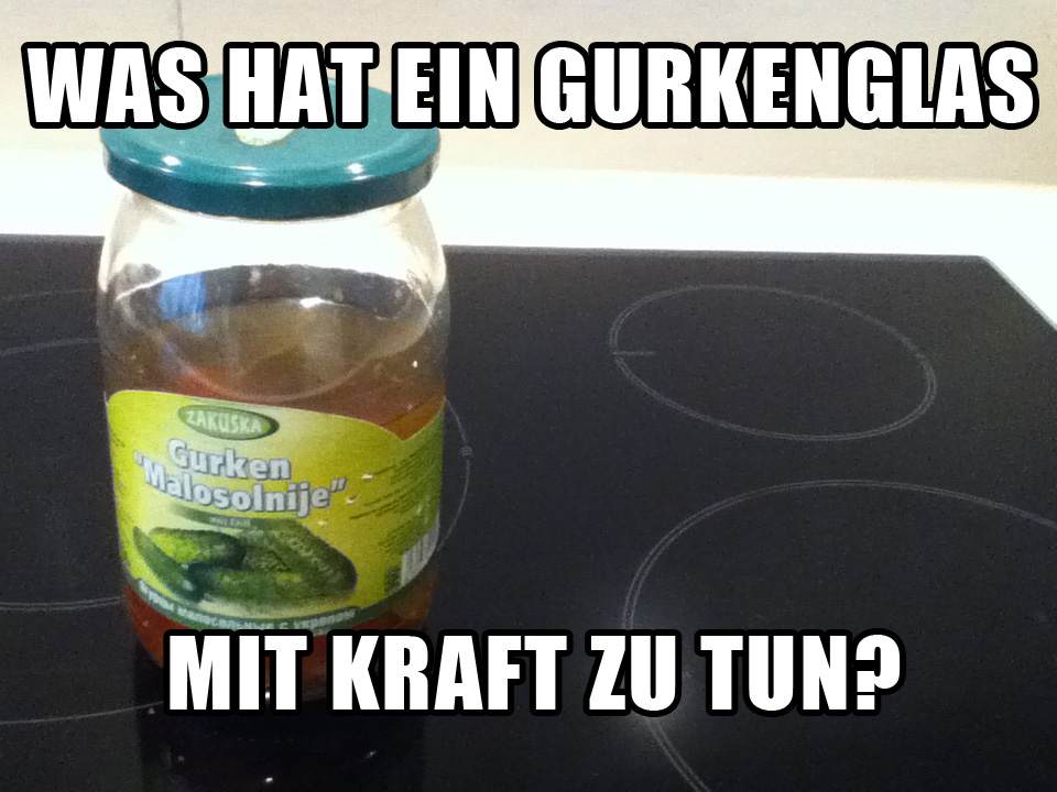 Was hat ein Gurkenglas mit Krafttraining zu tun? Das Bild zeigt ein Gurkenglas und den Text "Was hat ein Gurkenglas mit Kraft zu tun" um die Bedeutung von Krafttraining zu verstärken