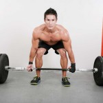 Die schockierende Wahrheit: 4 Gründe, wieso dein Fitnessstudio verhindern will, dass du stärker wirst Muskulöser Mann macht eine der Grundübungen mit 200 kg (Kreuzheben)